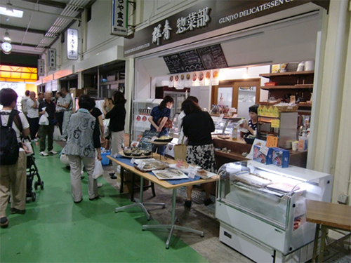 鮮いちば秋の収穫祭で買い物をする人々