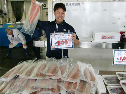 福井市中央卸売市場内、水産物売場