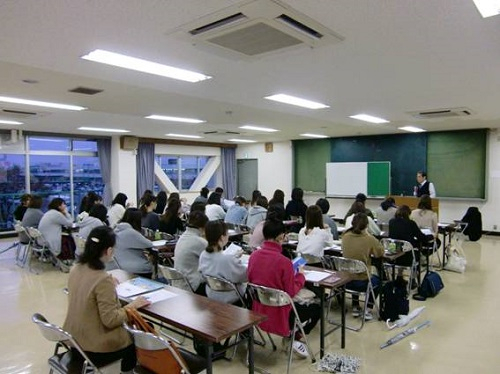 見学に訪れた仁愛大学　人間生活学部　健康栄養学科の学生