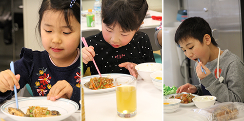 試食する参加者たち